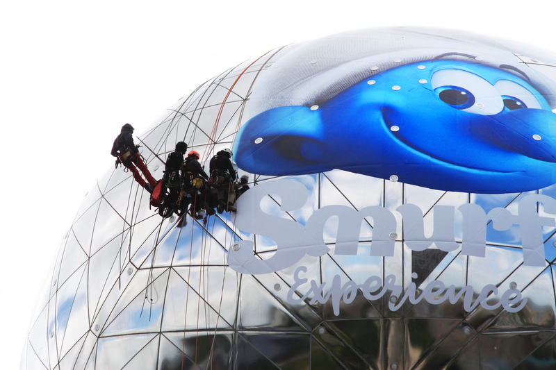 Habillage de l'Atomium pour The Smurf Experience